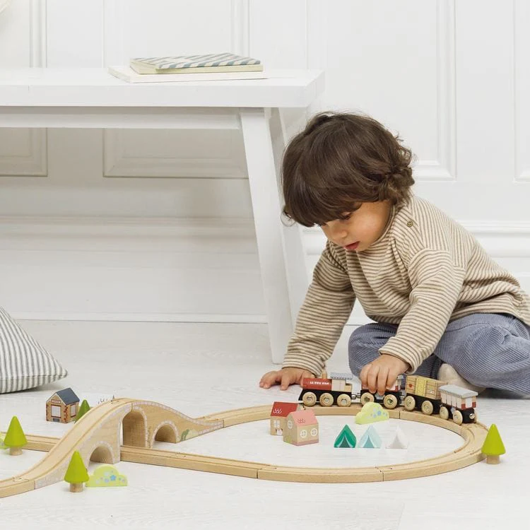 Figure 8 Wooden Train Set - 40 Pieces - Image 3