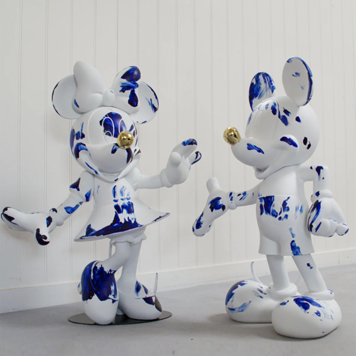 Minnie Mouse Figure White & Blue Limited Edition - 24.4" - Image 4